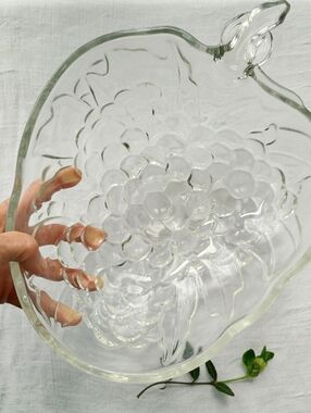 🍓 COTTAGE CORE 🍓 VTG 1970s heavy, thick, clear textured glass strawberry bowl,